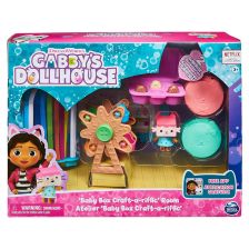 Σετ παιχνιδιού με φιγούρα Spin Master Gabby's Dollhouse Deluxe Room Baby Box Craft-a-riffic Room, με 2 εκπλήξεις.