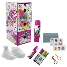 Δημιουργικό σετ έκπληξη Splash Toys Sneak Artz, Χρωματίστε και προσαρμόστε μπρελόκ αθλητικά παπούτσια.
