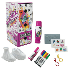 Δημιουργικό σετ έκπληξη Splash Toys Sneak Artz, Χρωματίστε και προσαρμόστε μπρελόκ αθλητικά παπούτσια.