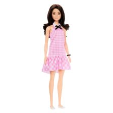 Κούκλα Mattel Barbie Fashionistas με μακριά μαύρα μαλλιά και ροζ φόρεμα.